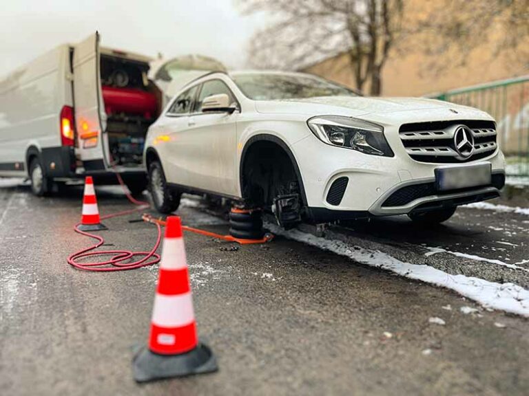 Mobilna wulkanizacja naprawa opon w białym samochodzie Mercedes SUV