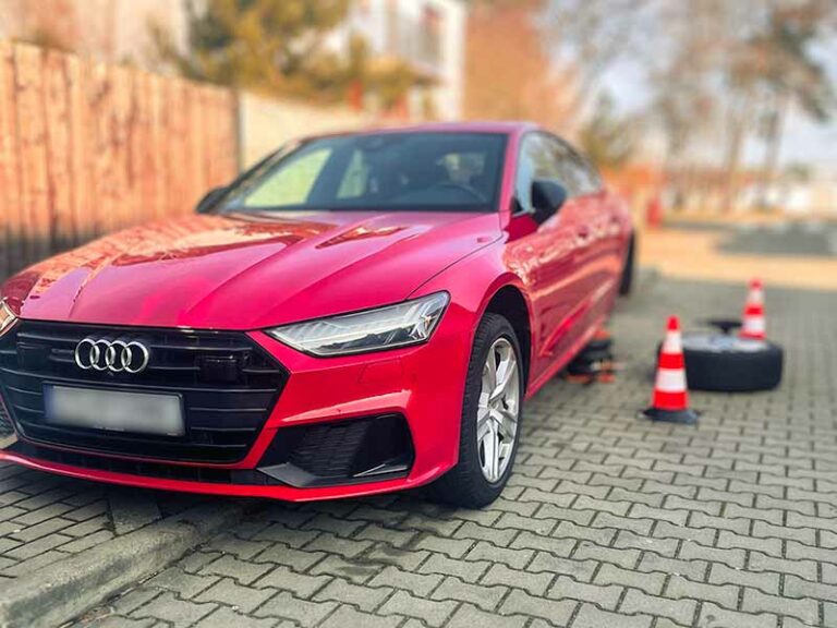 Mobilna wulkanizacja szczecin mobilna naprawa opon w czerwonym samochodzie Audi A7 pod domem klienta