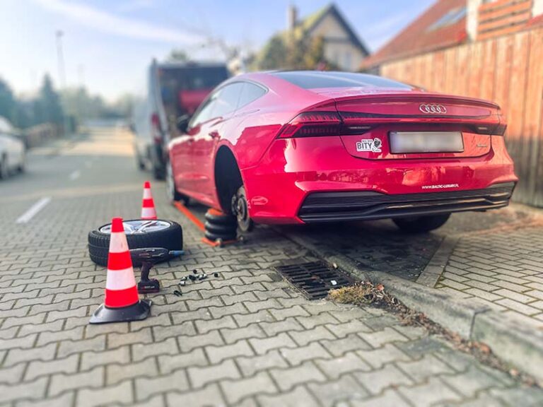Mobilna wulkanizacja szczecin mobilna naprawa opon w czerwonym samochodzie Audi A7 pod domem klienta