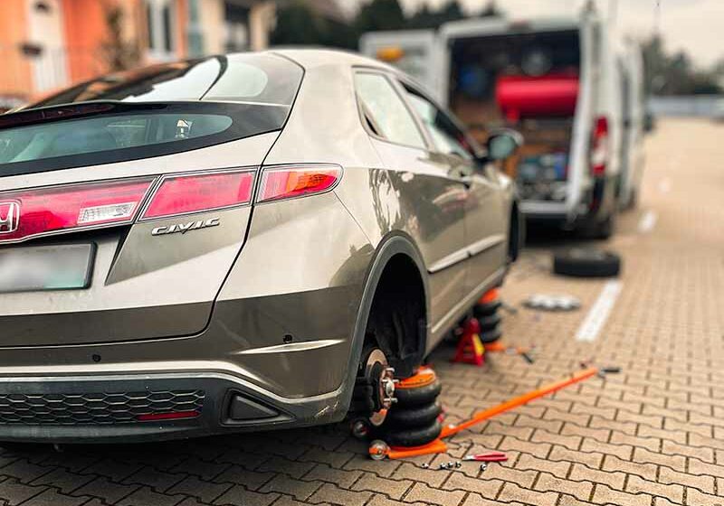 Mobilna wulkanizacja szczecin mobilna naprawa opon w srebrnym samochodzie Honda pod domem klienta