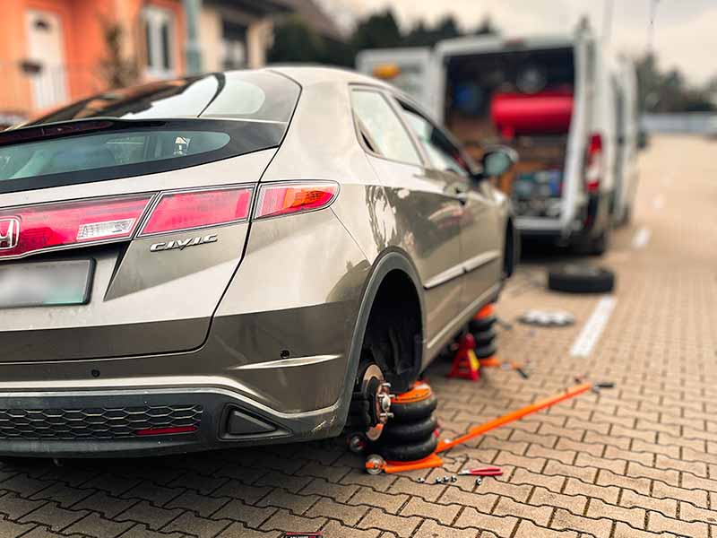 Mobilna wulkanizacja szczecin mobilna naprawa opon w srebrnym samochodzie Honda pod domem klienta