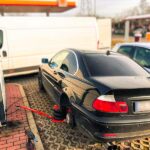 Mobilna wulkanizacja szczecin mobilna wymiana opon w czarnym samochodzie BMW pod domem klienta