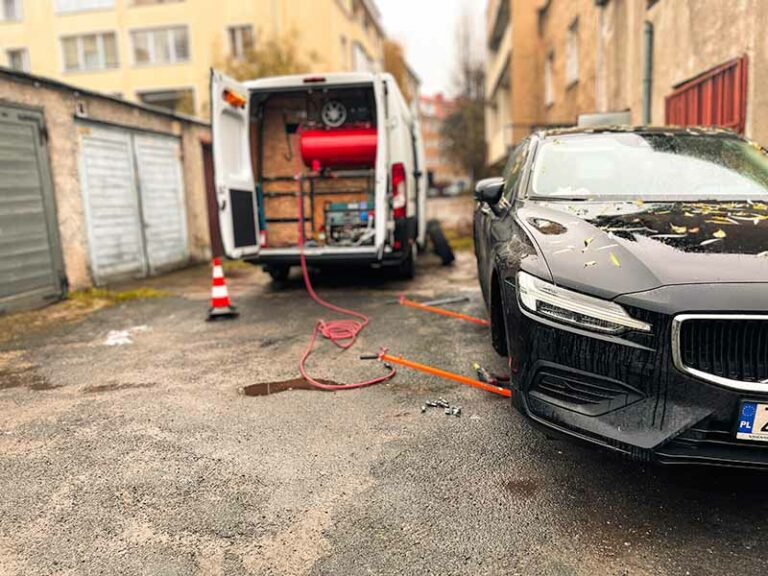 Mobilna wulkanizacja szczecin mobilna wymiana opon w czarnym samochodzie Volvo u klienta