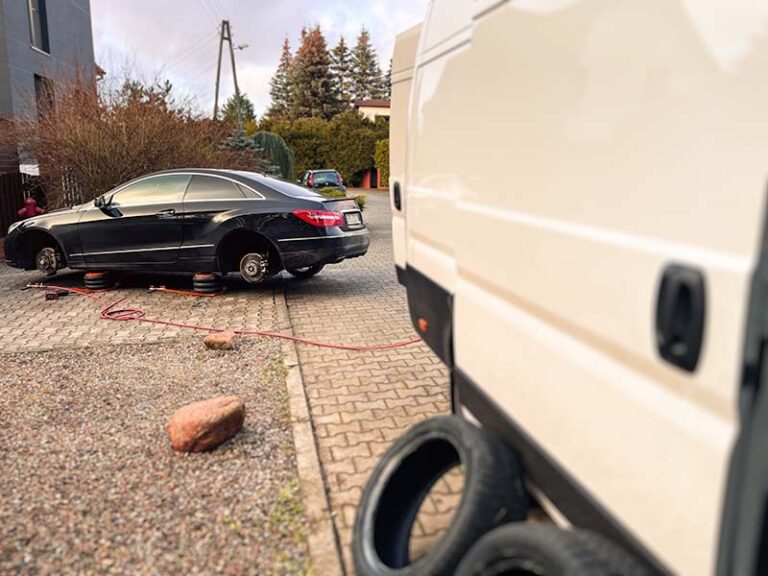 Mobilna wulkanizacja szczecin mobilna wymiana opon w czarnym samochodzie Mercedes pod domem klienta