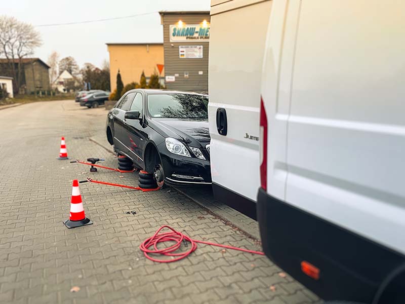 Mobilna wulkanizacja szczecin mobilna wymiana opon w czarnym samochodzie Mercedes u klienta