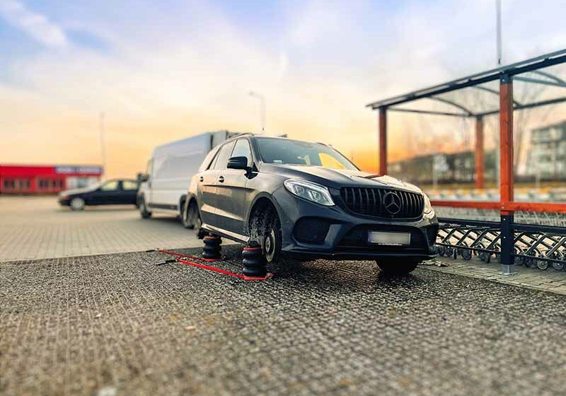 Mobilna wulkanizacja szczecin mobilna wymiana opon w czarnym samochodzie Mercedes SUV na parkingu sklepowym