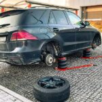 Mobilna wulkanizacja szczecin mobilna wymiana opon w czarnym samochodzie Mercedes SUV na parkingu sklepowym
