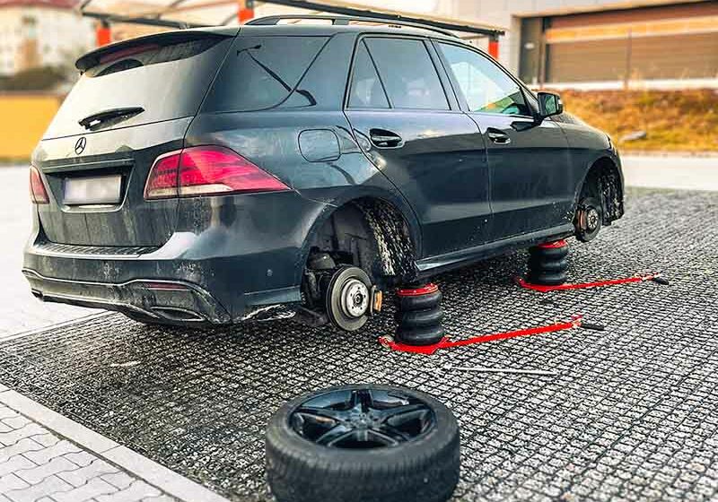 Mobilna wulkanizacja szczecin mobilna wymiana opon w czarnym samochodzie Mercedes SUV na parkingu sklepowym