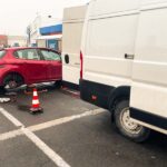 Mobilna wulkanizacja szczecin mobilna wymiana opon w czerwonym samochodzie Peugeot na parkingu sklepowym