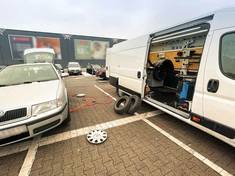 Mobilna wulkanizacja szczecin mobilna wymiana opon w srebrnym samochodzie Skoda na parkingu sklepowym