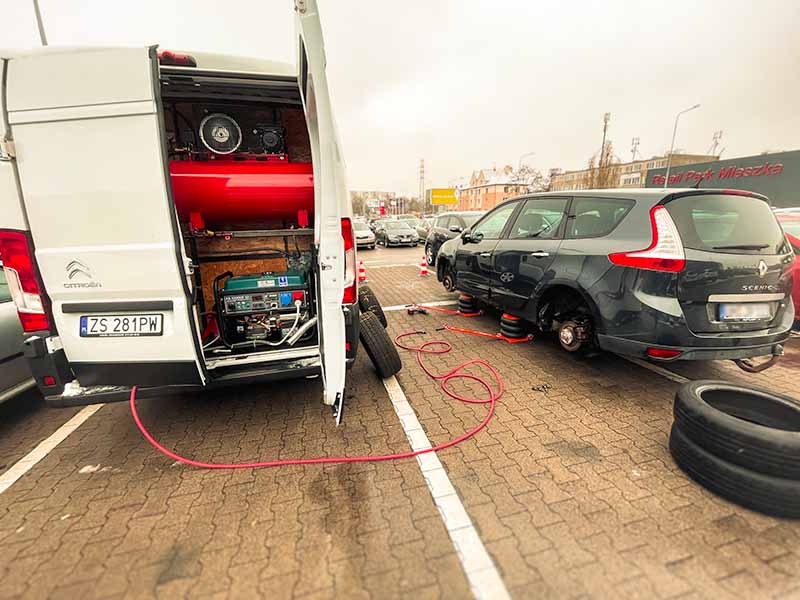 Mobilna wulkanizacja szczecin mobilna wymiana opon w szarym samochodzie Renault Scenic na parkingu sklepowym