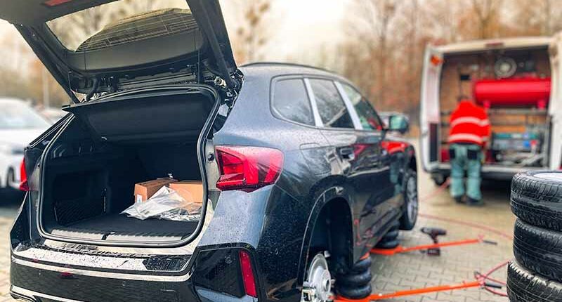 Mobilna wulkanizacja szczecin mobilna wymiana opon w czarnym samochodzie BMW SUV