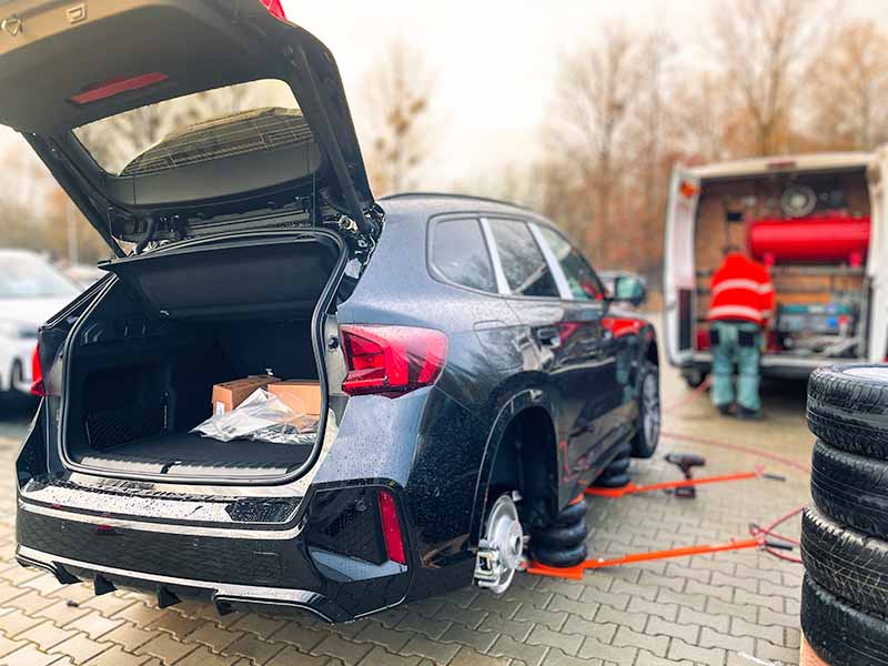 Mobilna wulkanizacja szczecin mobilna wymiana opon w czarnym samochodzie BMW SUV