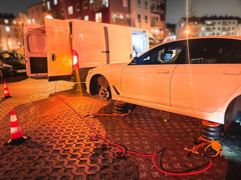 Mobilna wulkanizacja szczecin mobilna wymiana opon w białym samochodzie BMW wieczorem u klienta