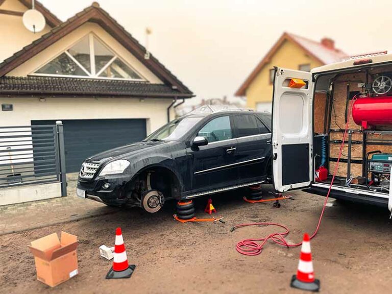 Mobilna wulkanizacja szczecin mobilna wymiana opon w czarnym samochodzie Mercedes SUV pod domem klienta