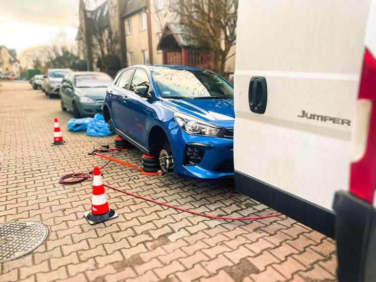 Mobilna wulkanizacja szczecin mobilna wymiana opon w niebieskim samochodzie Kia pod domem klienta