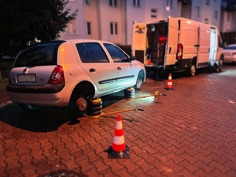 Mobilna wulkanizacja szczecin mobilna wymiana opon w srebrnym samochodzie Renault wieczorem pod domem klienta